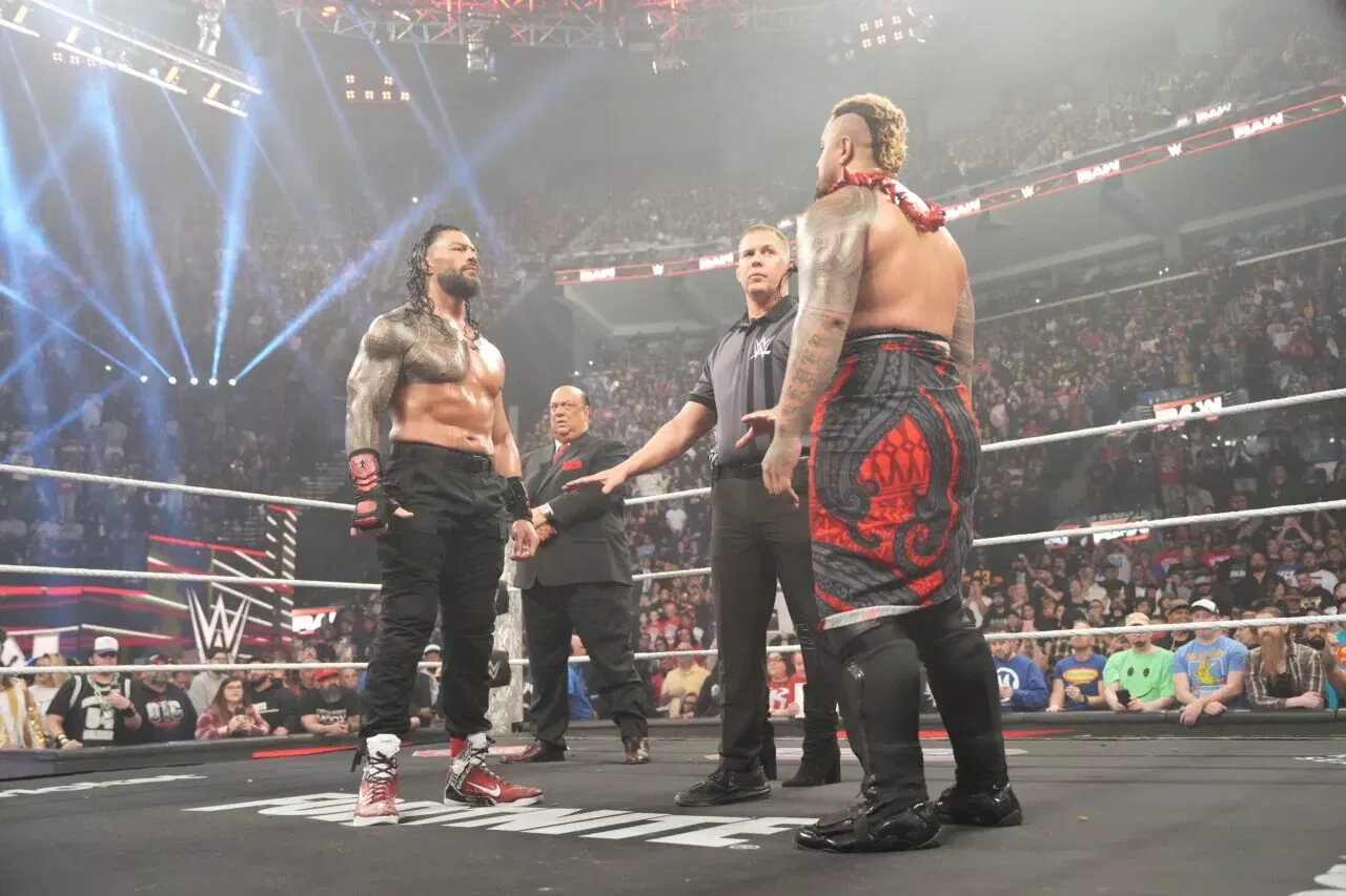 רומן ריינס נגד סולו סיקואה WWE