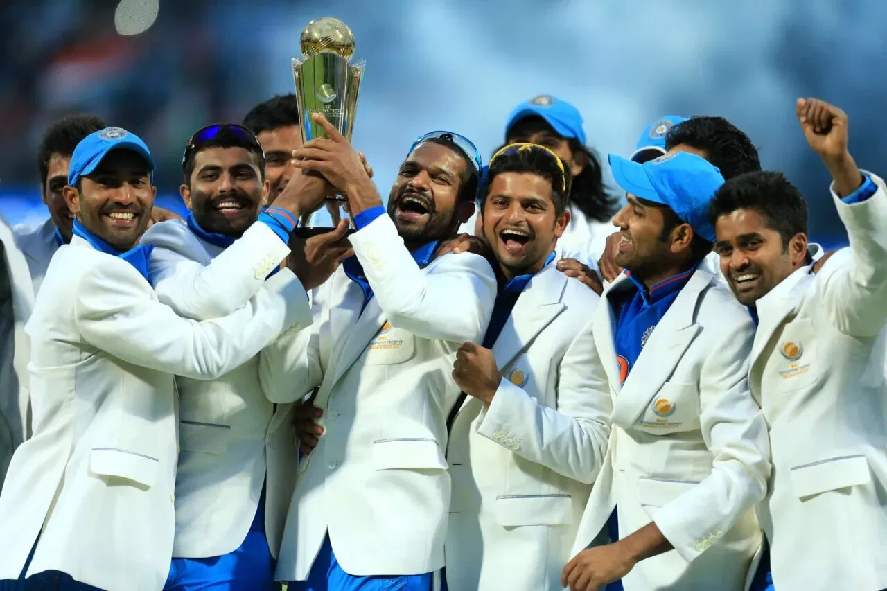 Suresh Raina, Shikhar Dhawan, India merayakan setelah memenangkan ICC Champions Trophy 2013