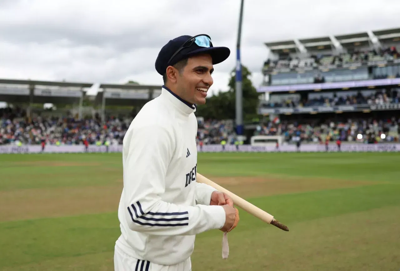 Shubman Gill merayakan setelah memenangkan tes Edgbaston