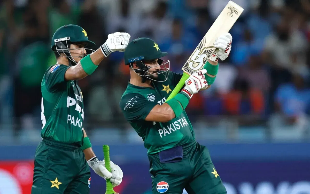 Sahibzada Farhan Ullah dari Pakistan merayakan setelah mencetak lima puluh selama pertandingan Super Four di DP World Asia Cup 2025 antara India dan Pakistan di Stadion Internasional Dubai, Dubai, Uni Emirat Arab, pada 21 September 2025.