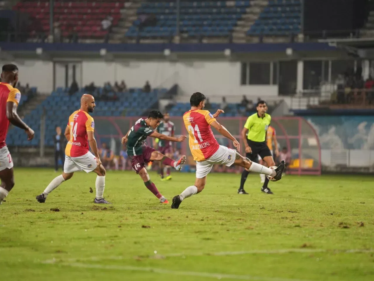 ISL 2025-26: "The boys will try to give their best on the field tomorrow", Oscar Bruzon urges East Bengal players to play against Mohun Bagan SG with a winning mentality in title decider