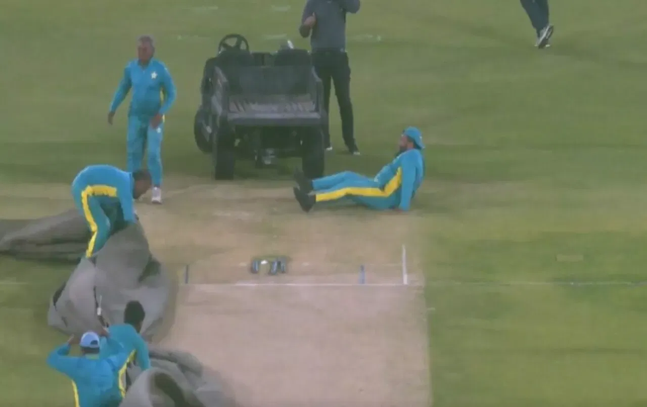 Strong winds disrupt PSL 2026; takes ground staff along with it in bizzare moment (watch)