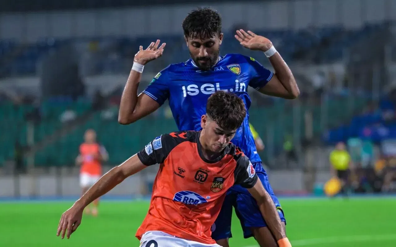 Mohammed Asif in action for Inter Kashi FC against Chennaiyin FC