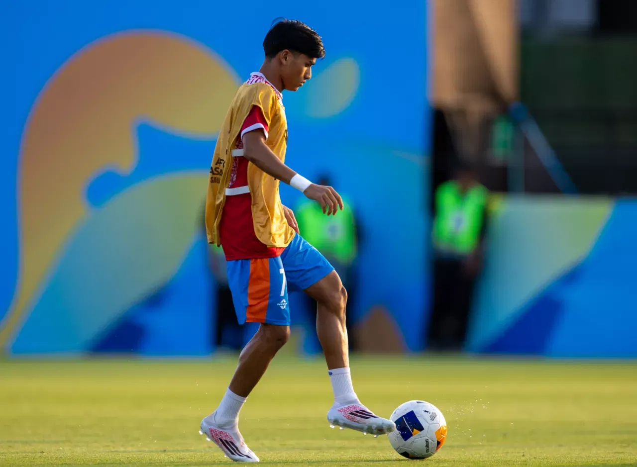 Azlaan Shah is in action for India U-17