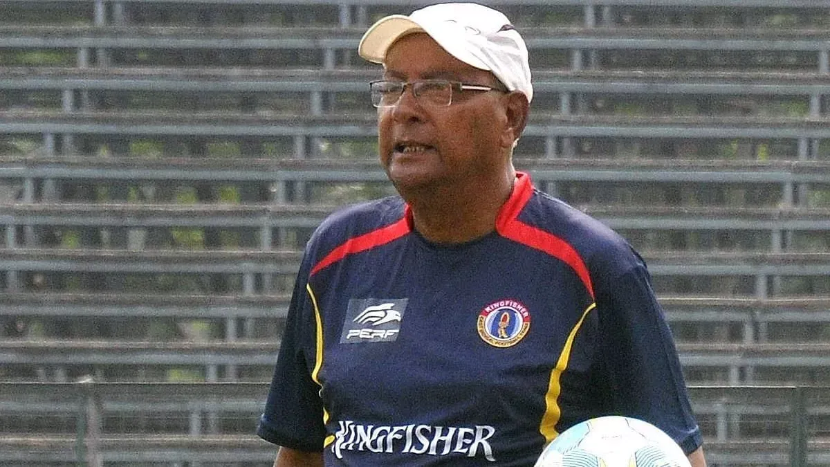 Which coaches have won National League titles with East Bengal?