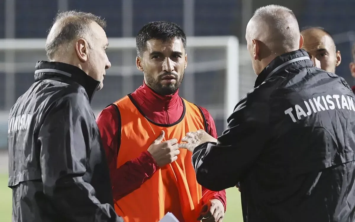 Akhtam Nazarov in training with the Tajikistan NT